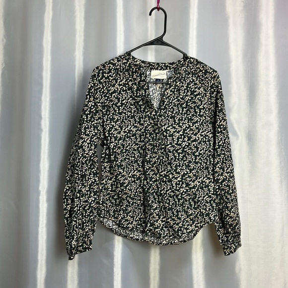 Universal Thread Tops - Universal thread women’s top. 1589